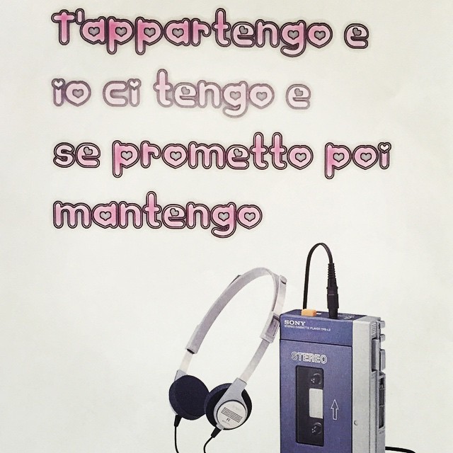 an audio cassette player next to headphones with spanish text