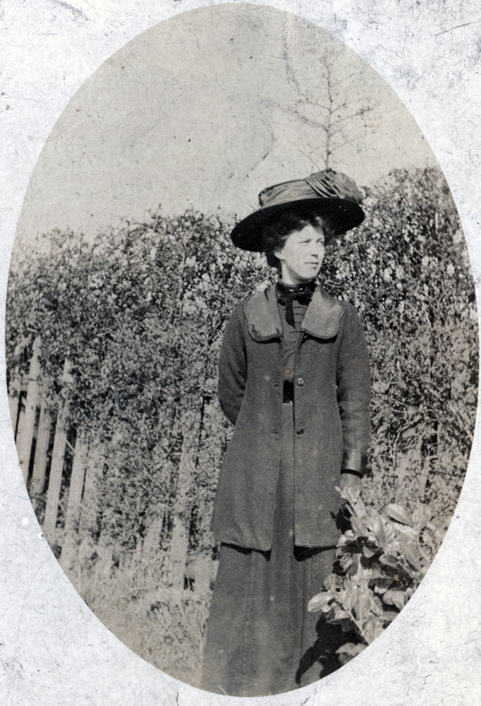 a old po of a woman with a hat