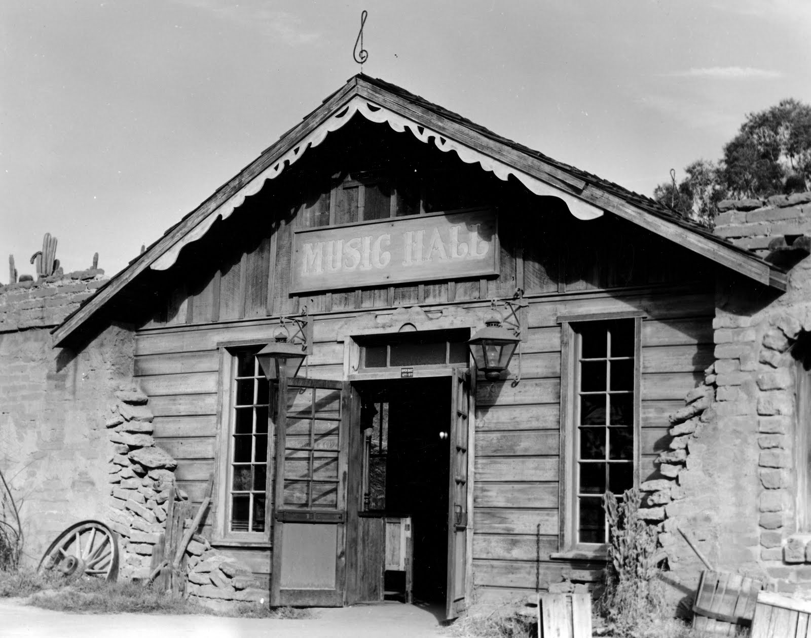 a picture of a old fashioned western store front