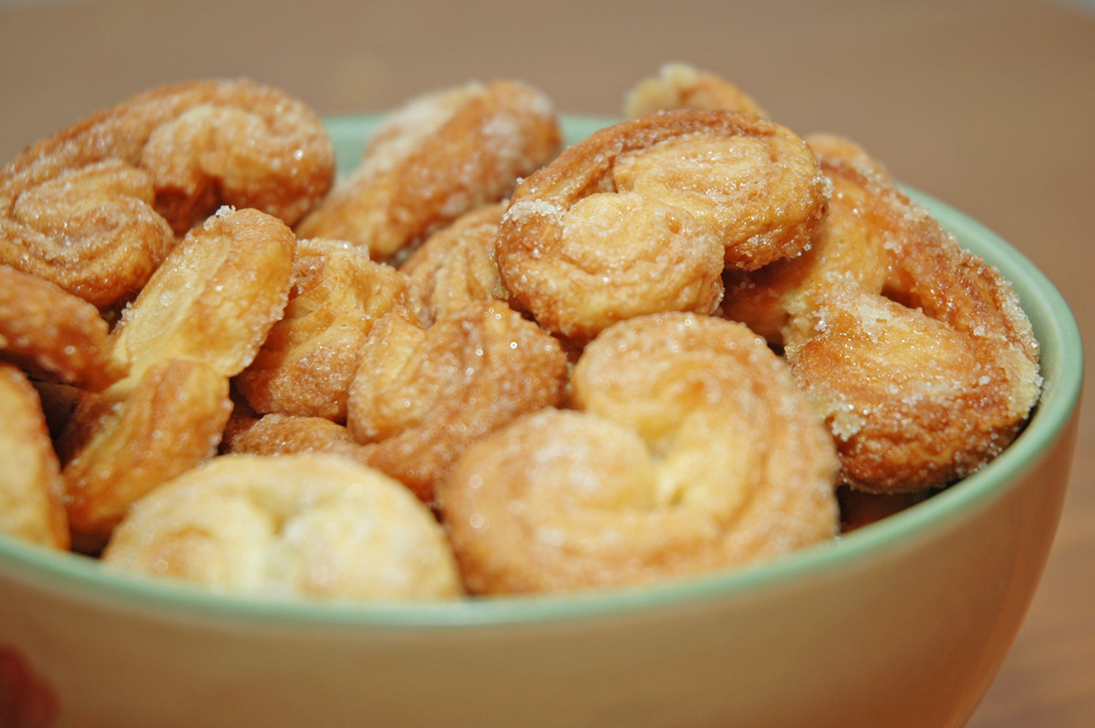 a close up of a bowl of fried doughnuts