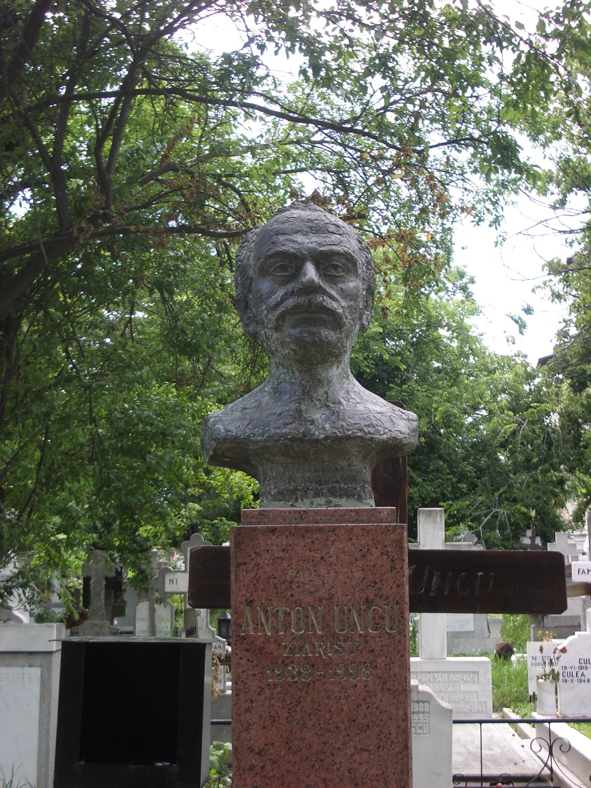 a statue of aham lincoln sits in a cemetery