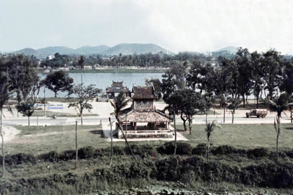 an aerial view of a beautiful grassy area and surrounding a lake