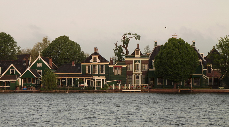 a bunch of houses on a lake side