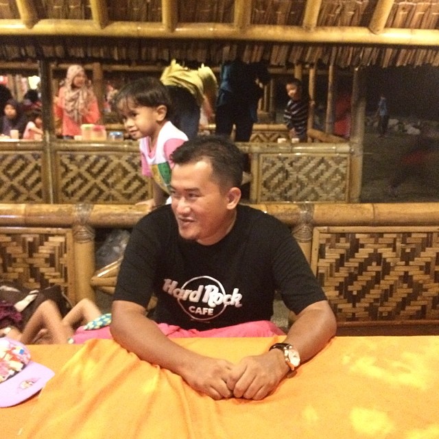 a man is sitting in front of a woman in a restaurant