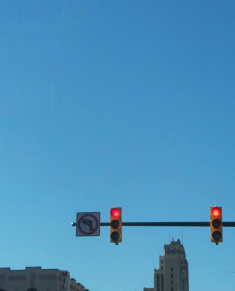 the view of the traffic light is very clear