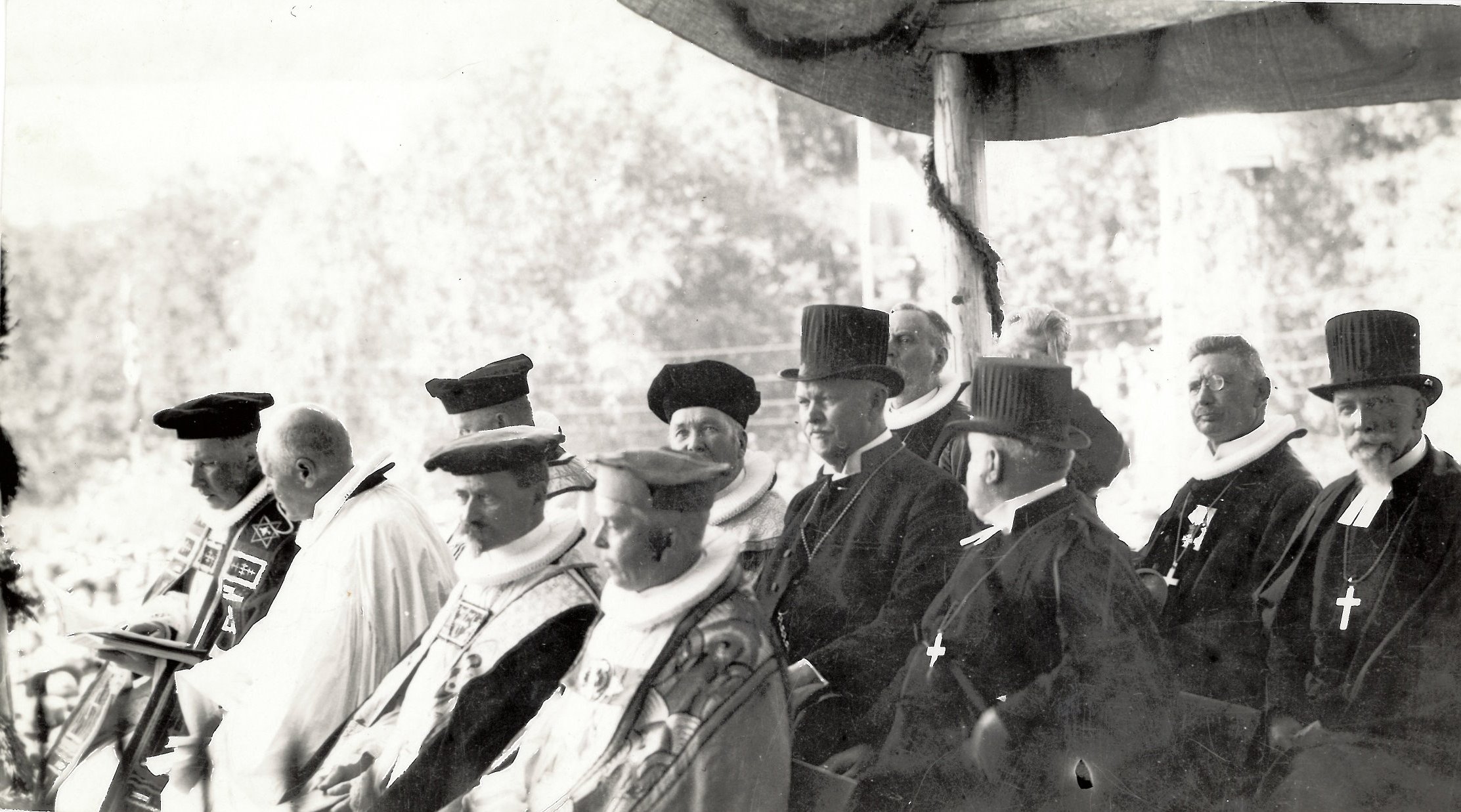 a group of people in a row with a cross in the back