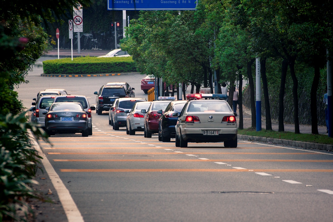 an suv is making a left turn at the traffic light