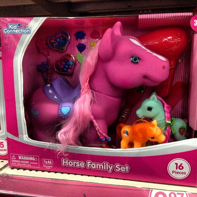 a plastic pink horse family set with its accessories inside a pink case