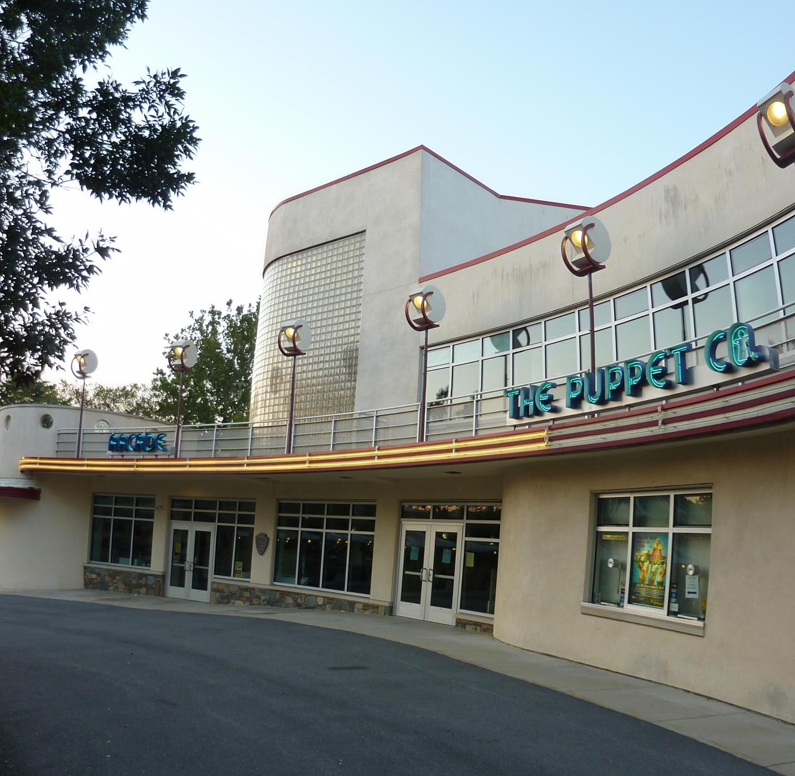 a closed up store sitting at the end of a curved road