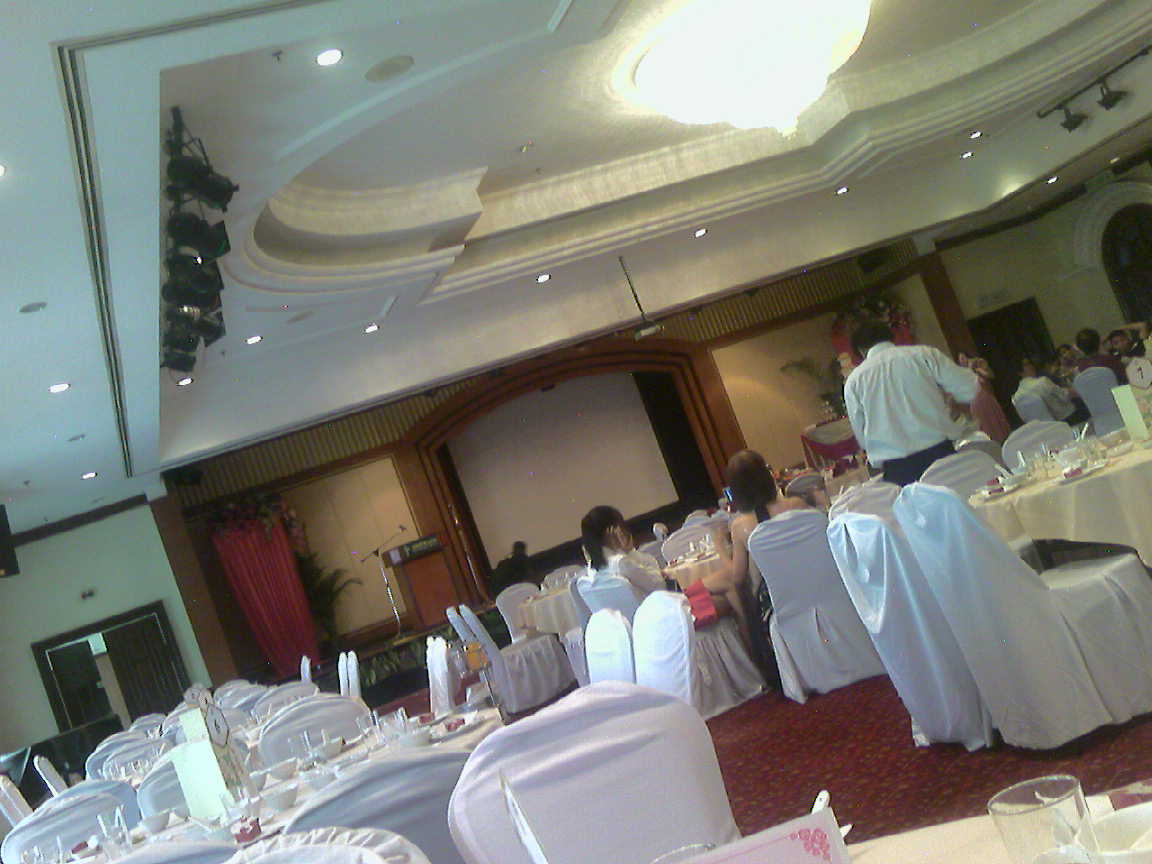 the banquet room is filled with several tables and white cloths