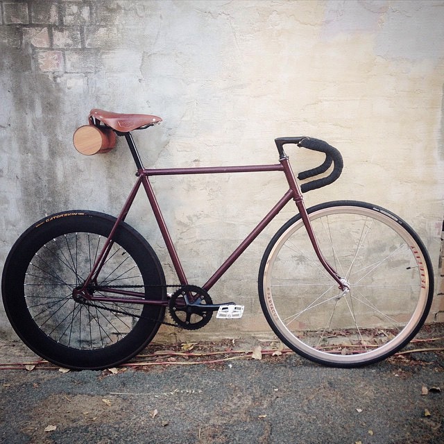 a bicycle is parked on the street in front of a wall