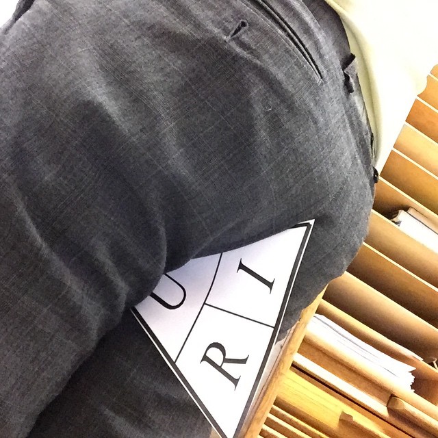 a close up image of someone's pants with a sign on the pocket