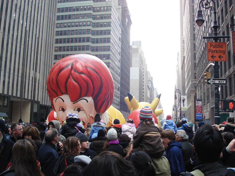 the large crowd is all ready to head out on the big balloons