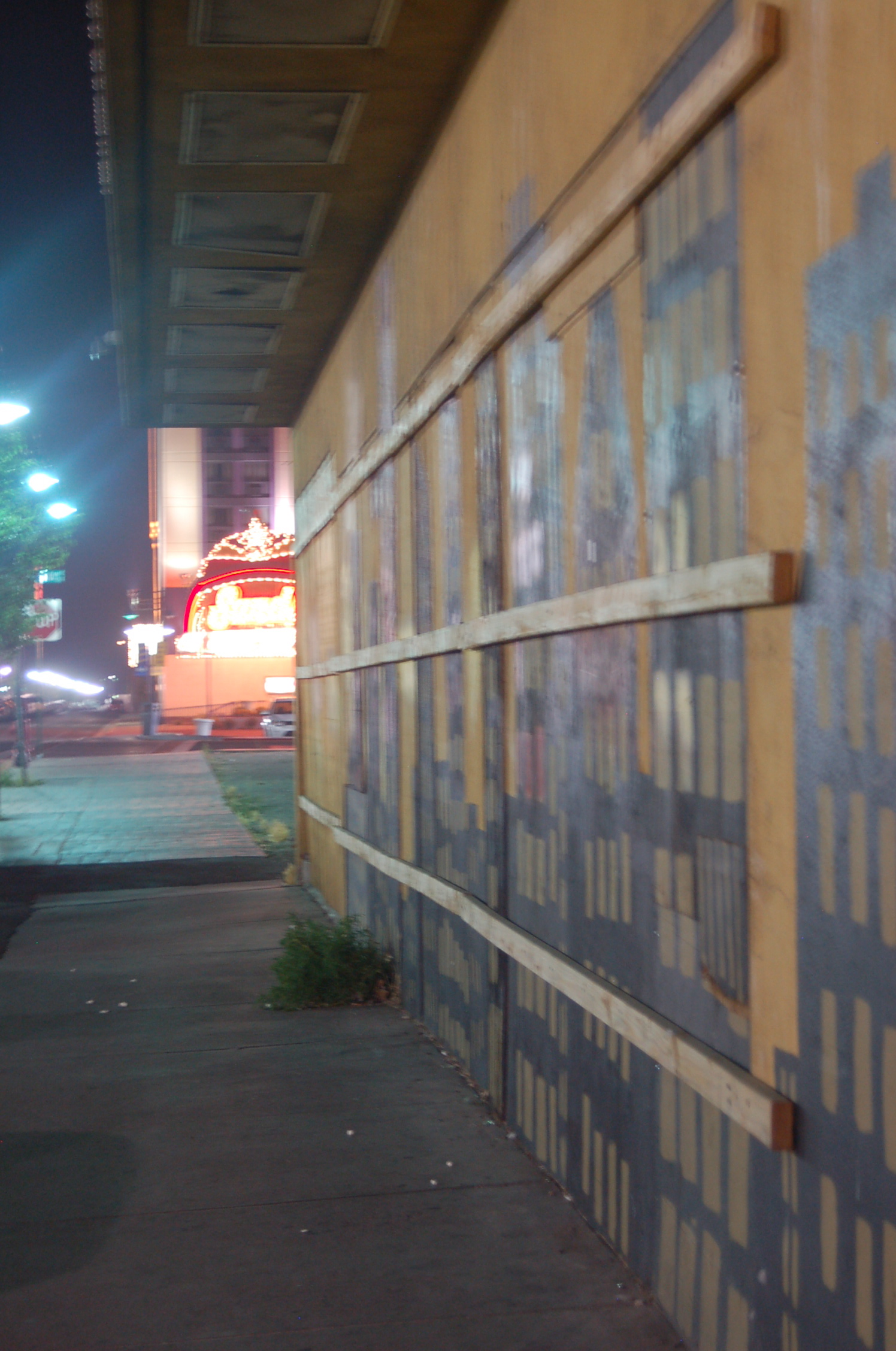 an image of some architecture outside at night