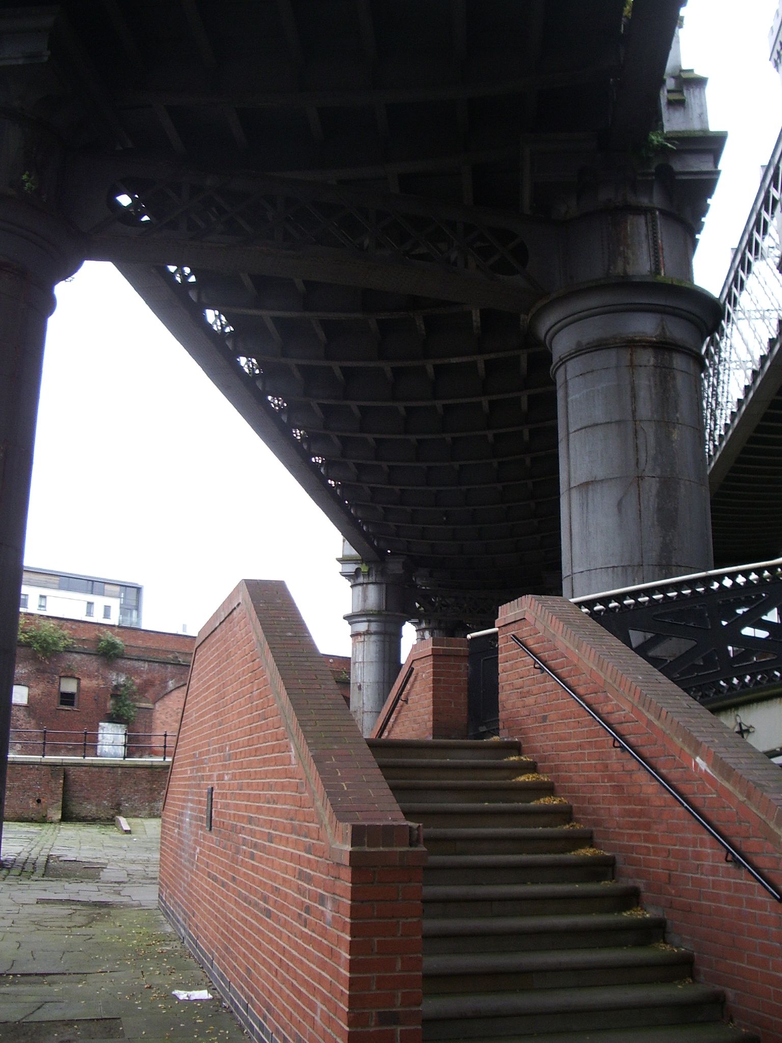 an image of a very tall walkway in the city