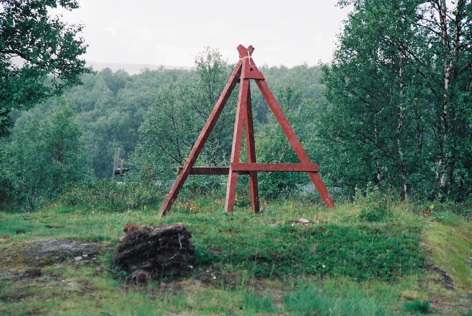 an outdoor sculpture sitting in a grassy field