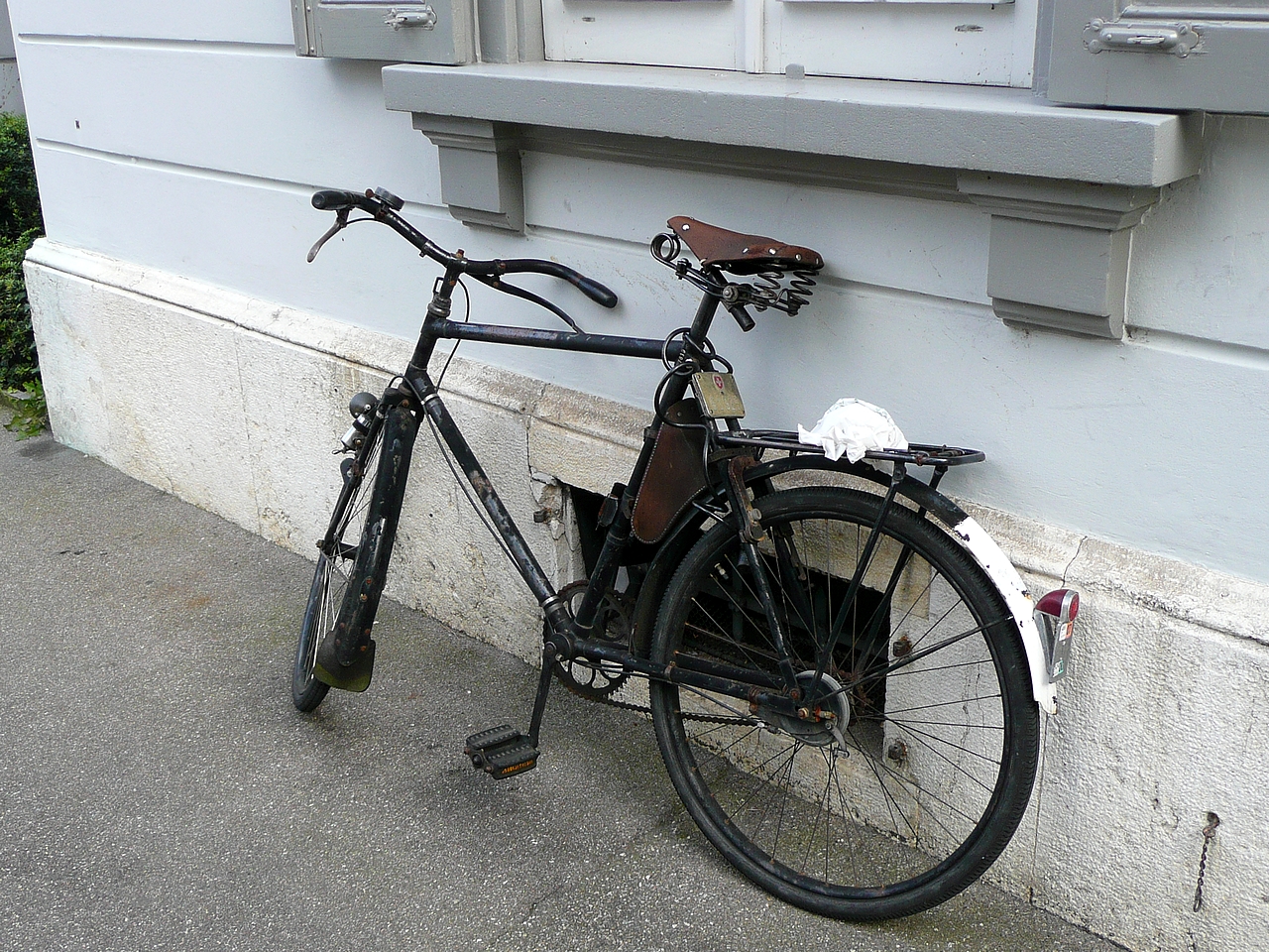 a bicycle that is leaning against the wall