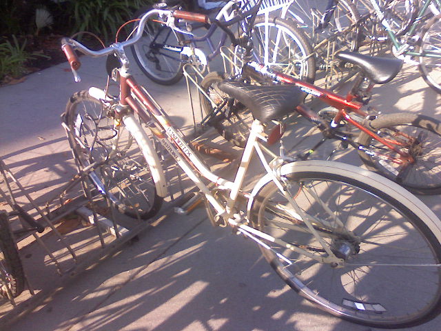 many bicycles that are sitting on the ground