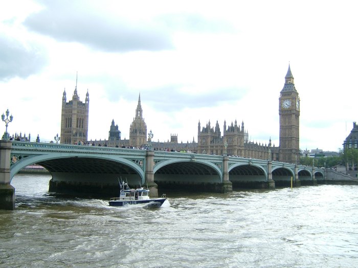 a boat is floating in the water underneath big ben