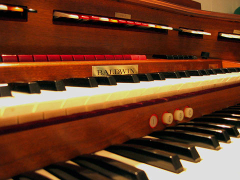 the keys and handles on a decorative upright organ