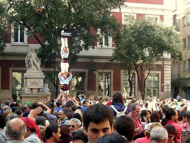 people are gathered in a city plaza with many different people
