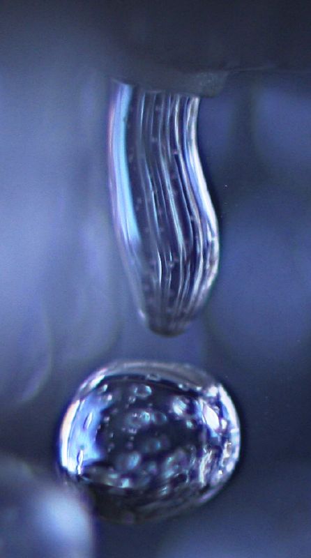 a very close up picture of some water droplets