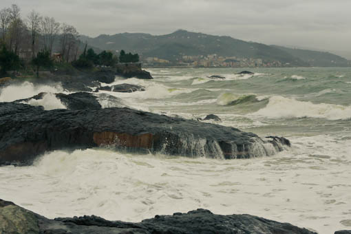 waves crashing on the rocks of a rocky shore