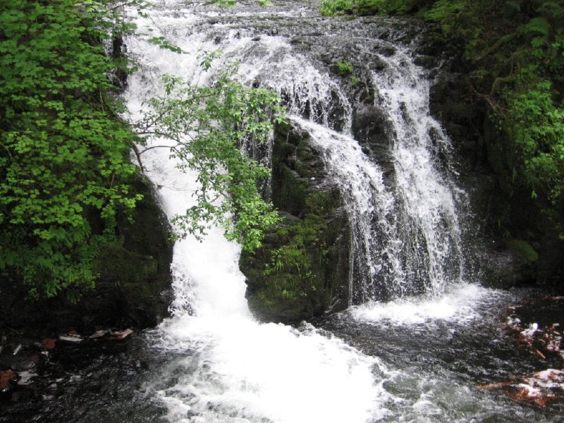 a close up s of some water with lots of waterfalls