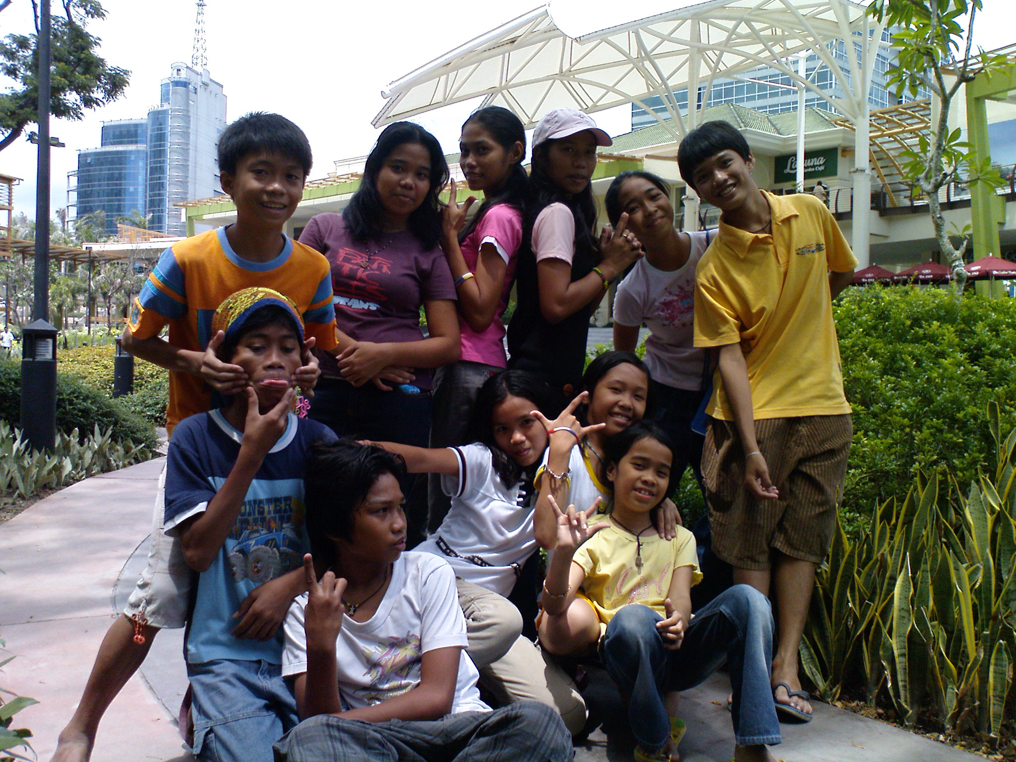 a bunch of children standing around for a picture