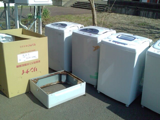 a number of different kinds of appliances outside