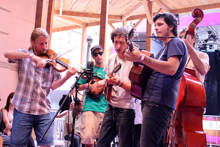 the stringy musicians are playing on stage together