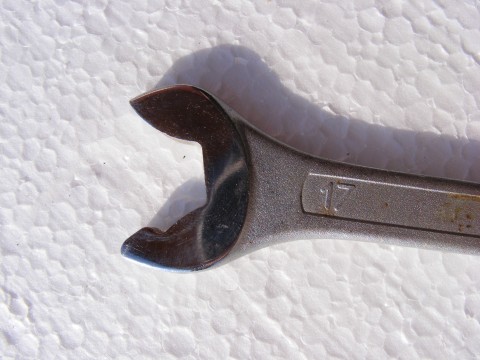 a small wrench on top of a white background
