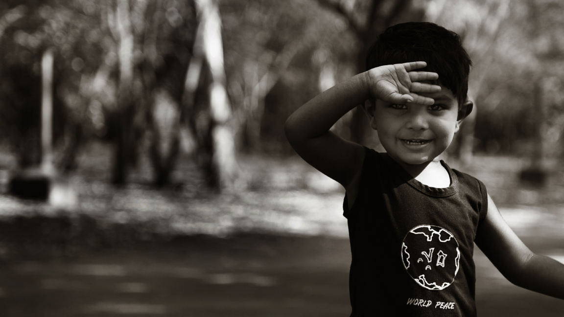 this little boy is holding his hands to the hair