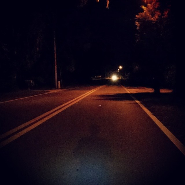 the street at night has many street lights