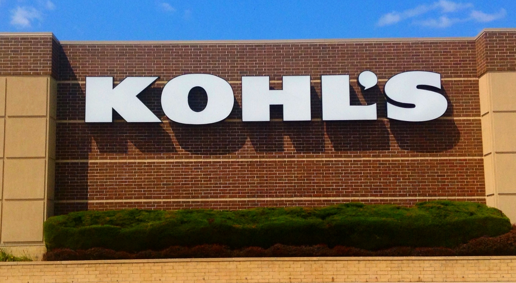 a kohls store front has large letters on it