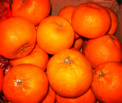 there are oranges stacked next to each other