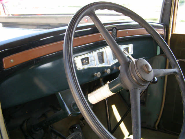 the steering wheel and dashboard in the old school car