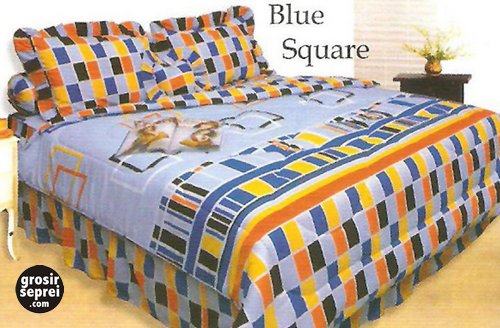 this bedding is in the room with a blue square