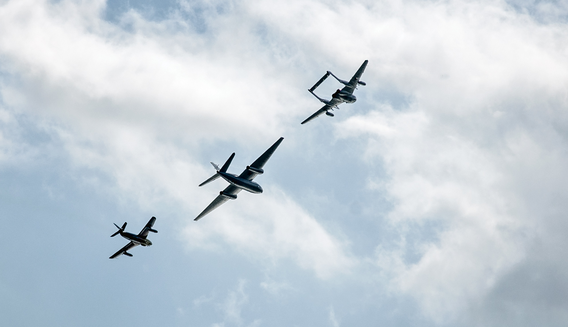 four jets flying in formation during the day