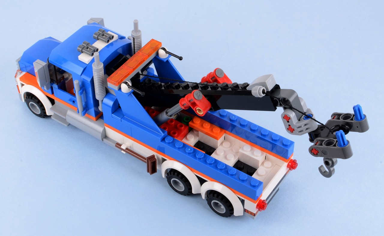 a lego truck with tow blocks attached is shown