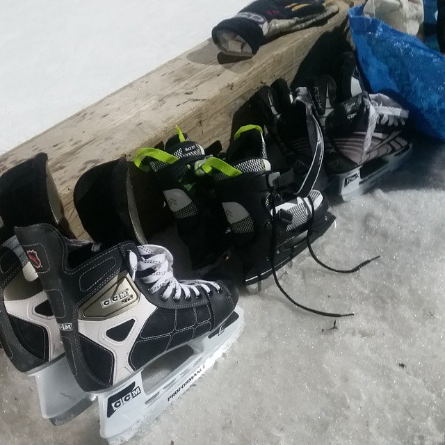the pairs of shoes are sitting in the snow