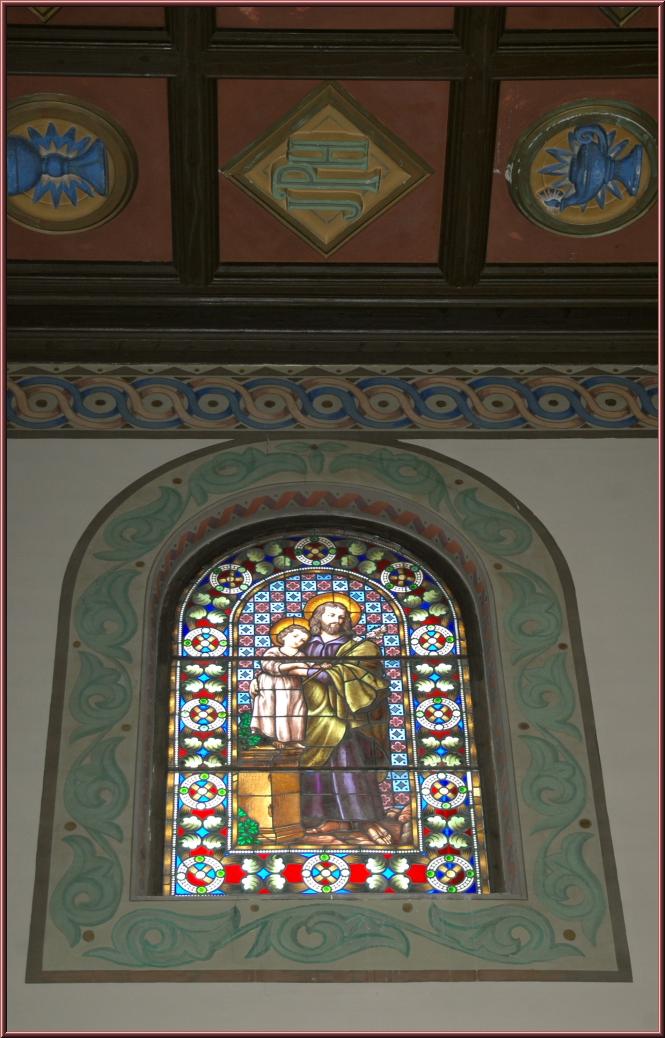 an ornate window with decorative decoration on the ceiling