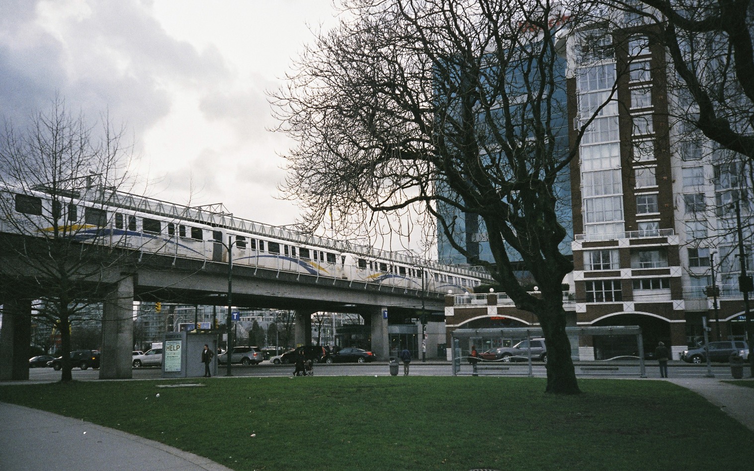 the subway is on top of the elevated train