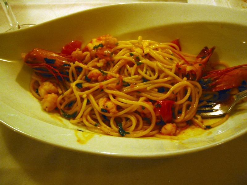 the pasta with shrimp is served in a bowl
