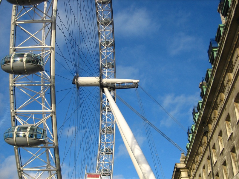 an overhead view of the eye on the london eye