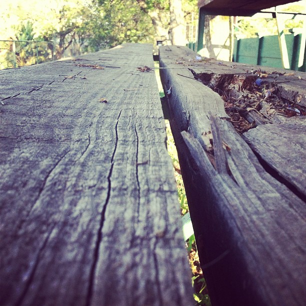 a close up view of the top end of a bench