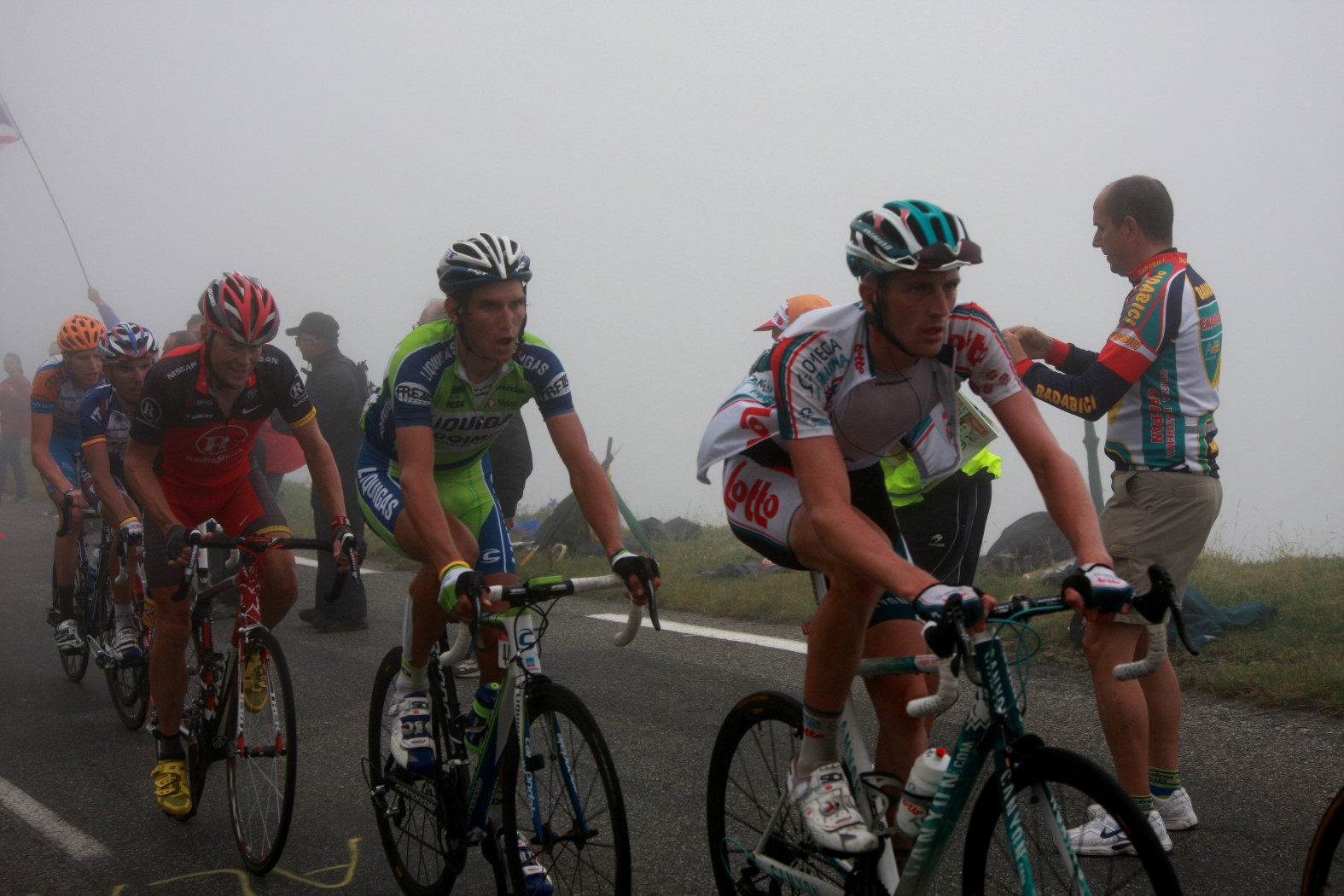 the bicyclist are racing in a foggy day