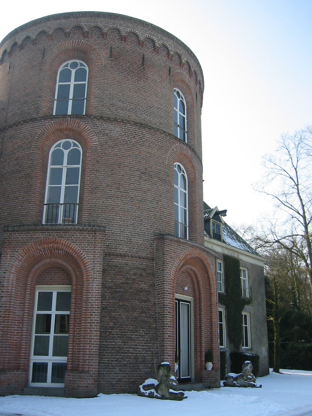 a brick structure with arched windows on it