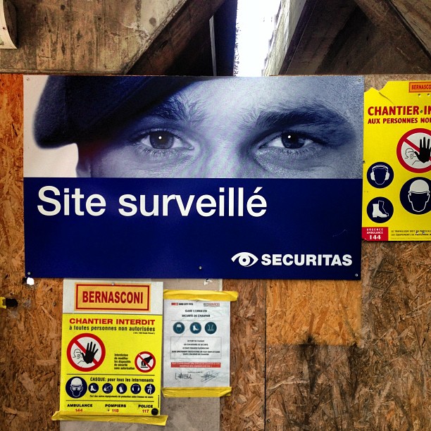 a sign reading site survrelle with a blue background