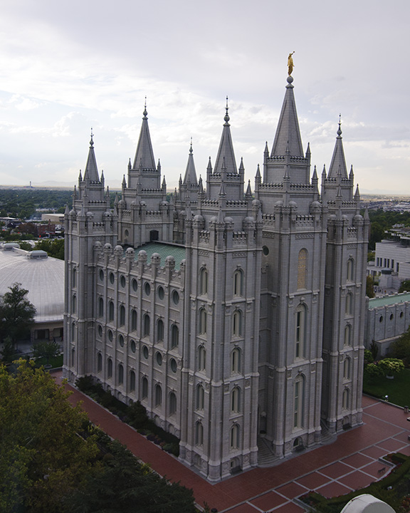 a castle building that has two towers at each side of it